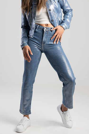 model wearing blue metallic straight jeans with white sneakers and a denim jacket